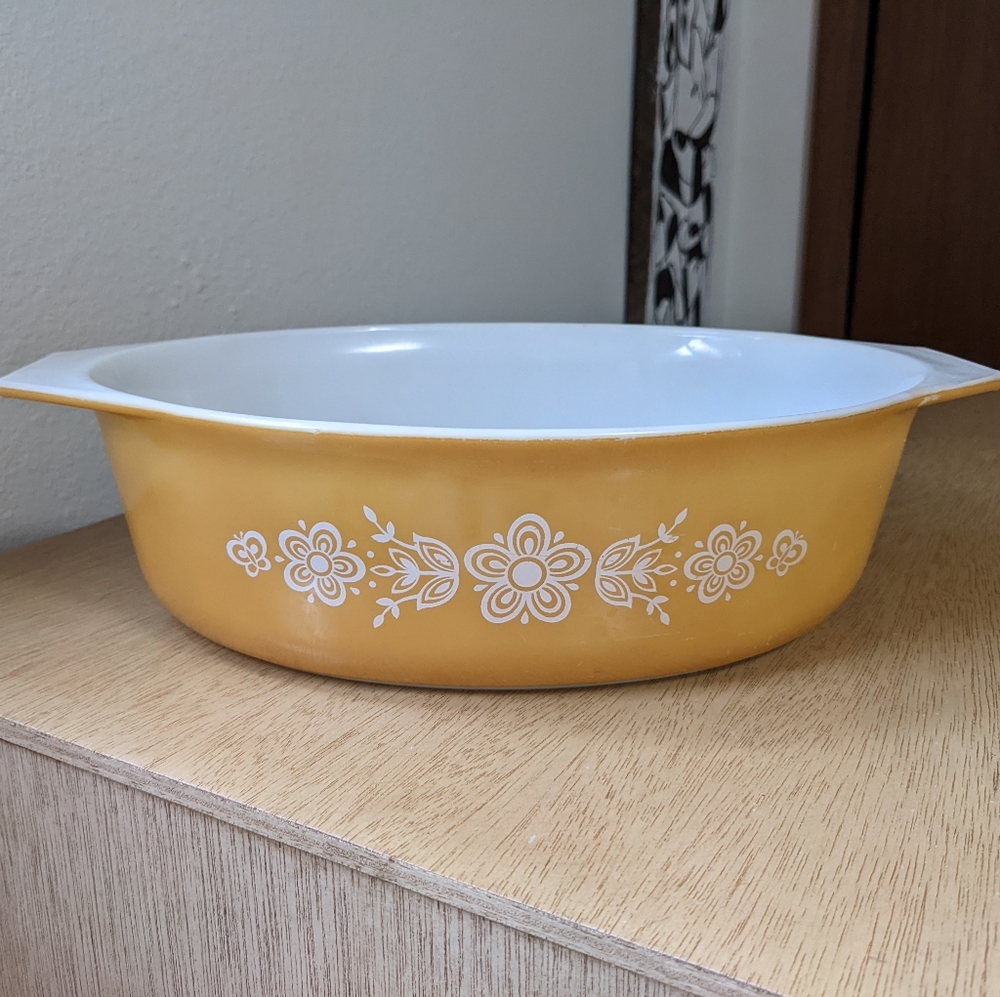 Pyrex yellow casserole dish